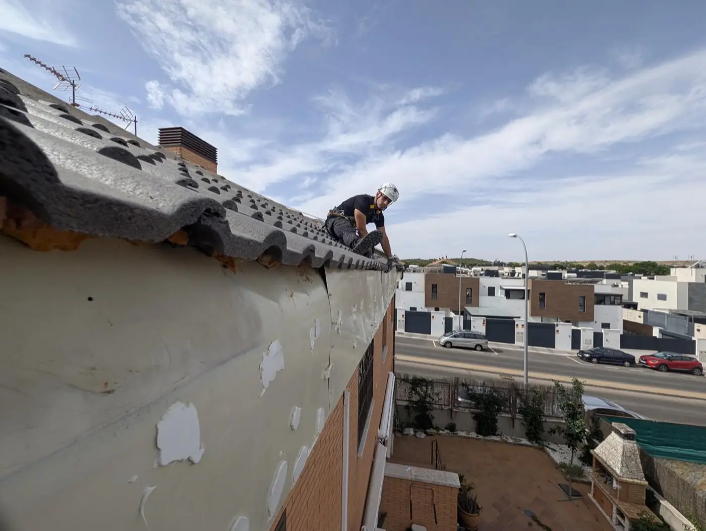 Técnico revisando el borde de una cubierta de teja